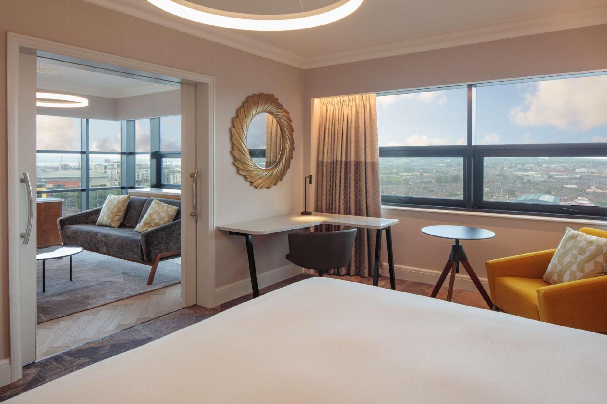 Hilton Belfast Hotel Екстериор снимка A suite at the hotel